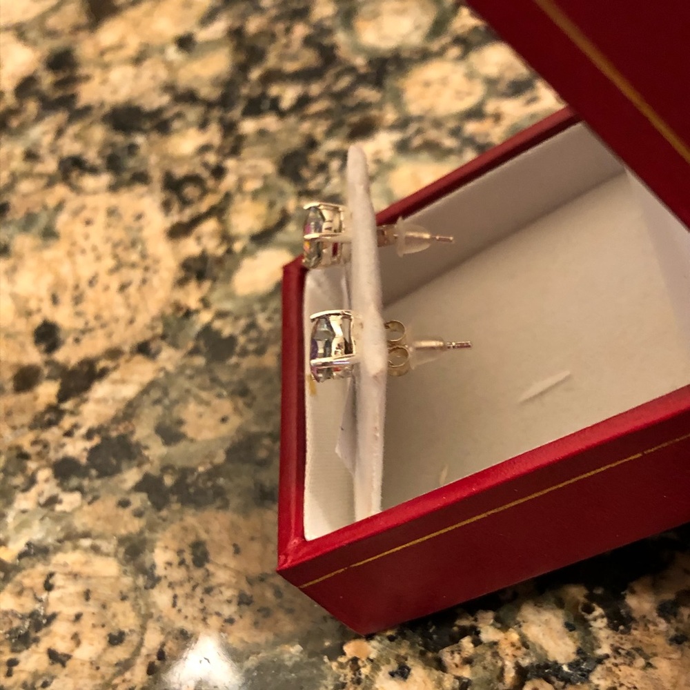 Genuine Greenish Quartz Gemstone Heart Shaped Earrings. Retail 92.00 NWT - Picture 4 of 4